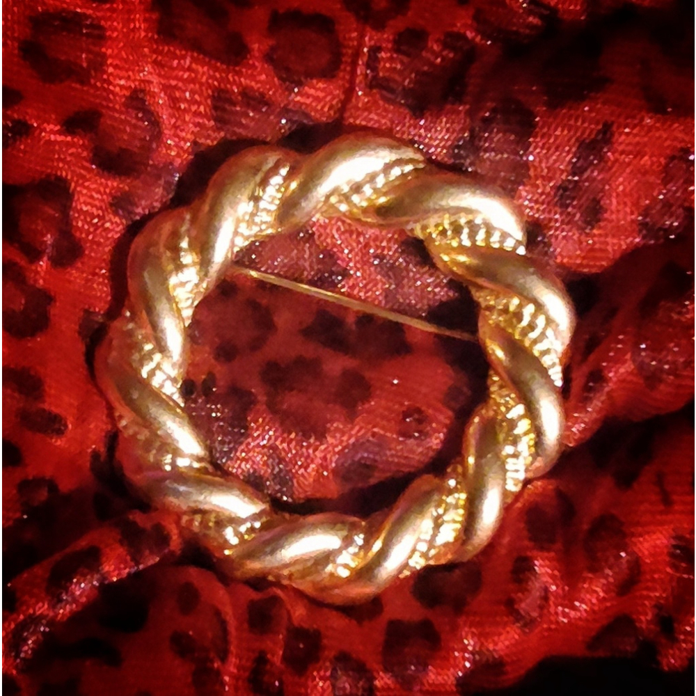 Vintage Napier Gold-tone Rope Circle Brooch. Excellent Condition